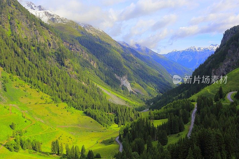蜿蜒的山路，雄伟的Kaunertal南蒂罗尔雪峰山脉全景和田园诗般的Otztal Tirol山谷从上面，奥地利